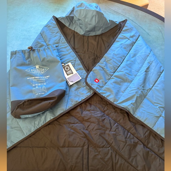 686 Waterproof/Windproof Hooded Blanket - Picture 2 of 8